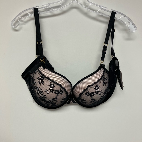Victoria's Secret Other - NWOT, Victoria Secret lace black bra, 36DD